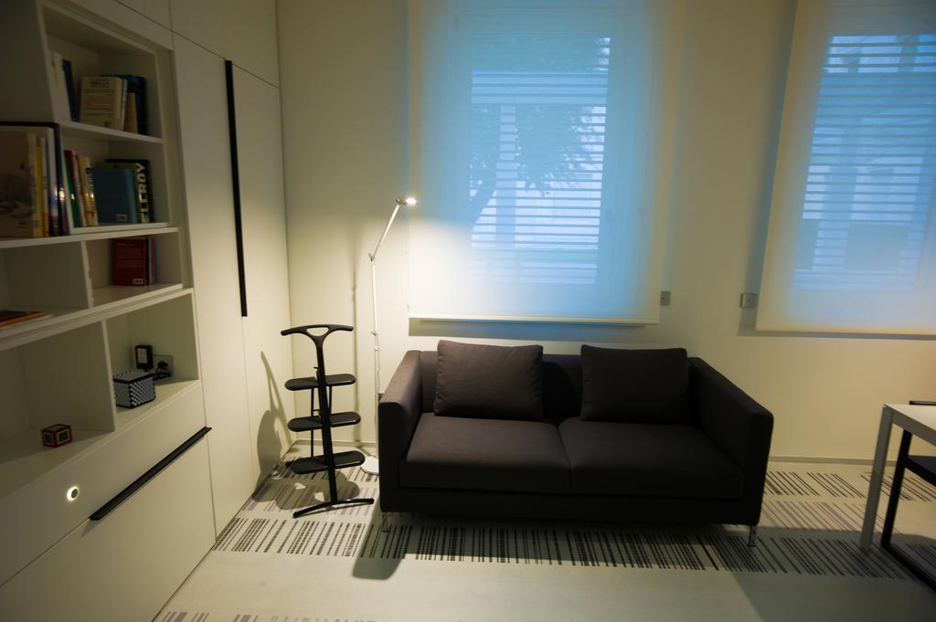 Stylish Mini In The Heart Of Milano Apartment Room photo