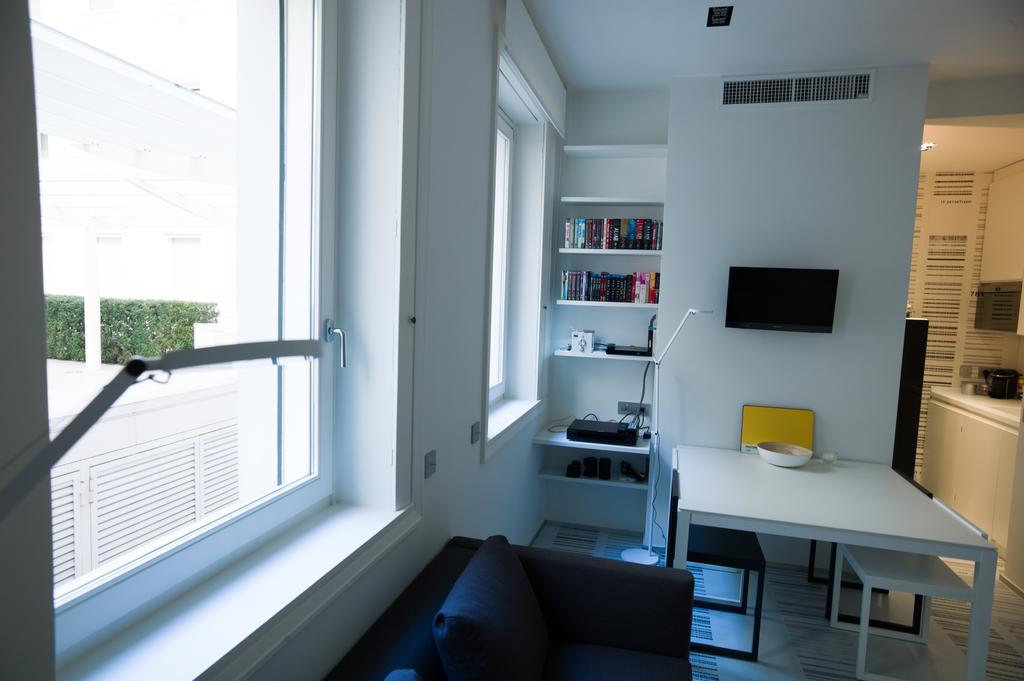 Stylish Mini In The Heart Of Milano Apartment Room photo